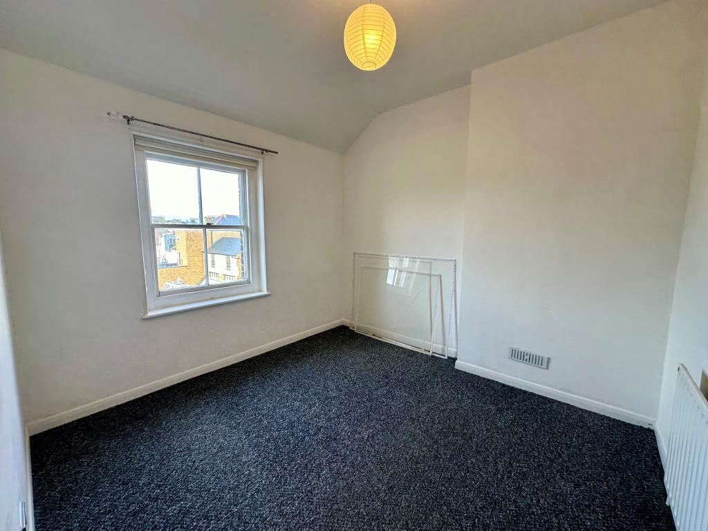 Lot: 160 - TOP FLOOR FLAT WITH VIEWS - Bedroom with views
